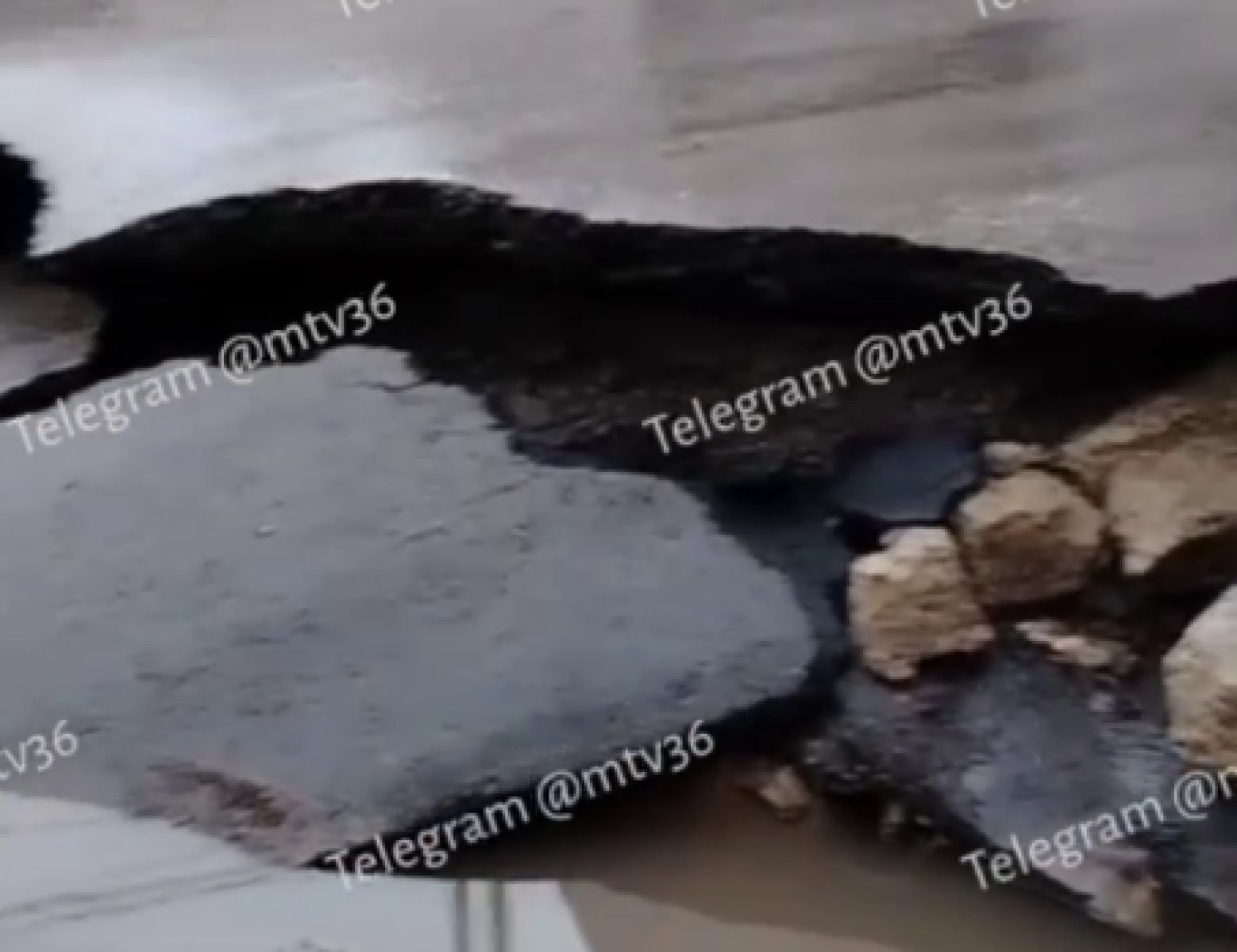 Мэрия прокомментировала огромную яму на&nbsp;дороге в&nbsp;Воронеже