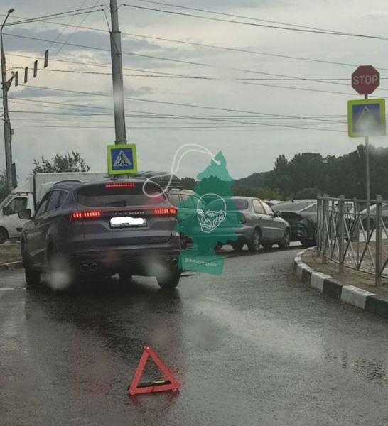 В Белгороде авария парализовала поворот с Волчанской на Костюкова