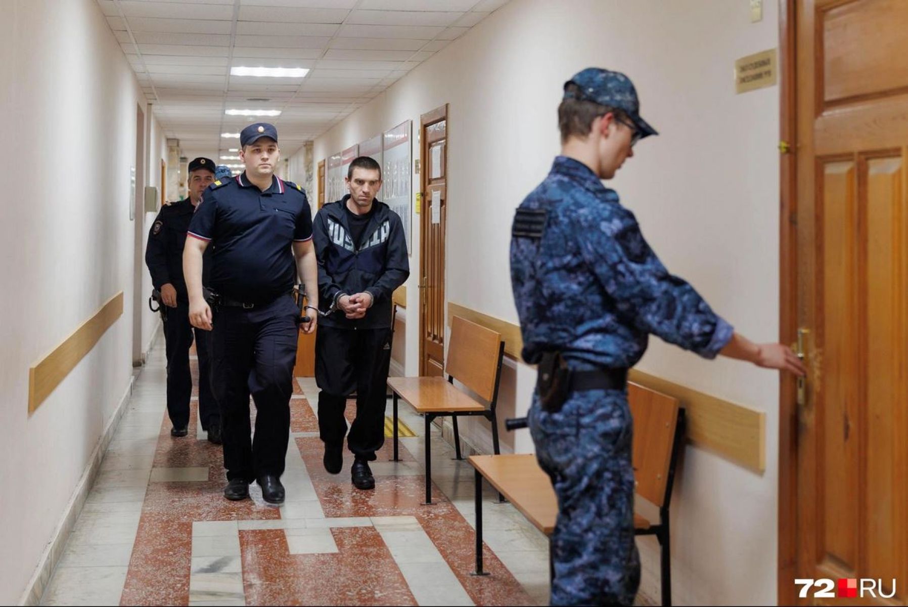 Алексей К. в коридоре суда