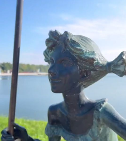 Скульптуре девочки из парка «Берега» вернули зонтик
