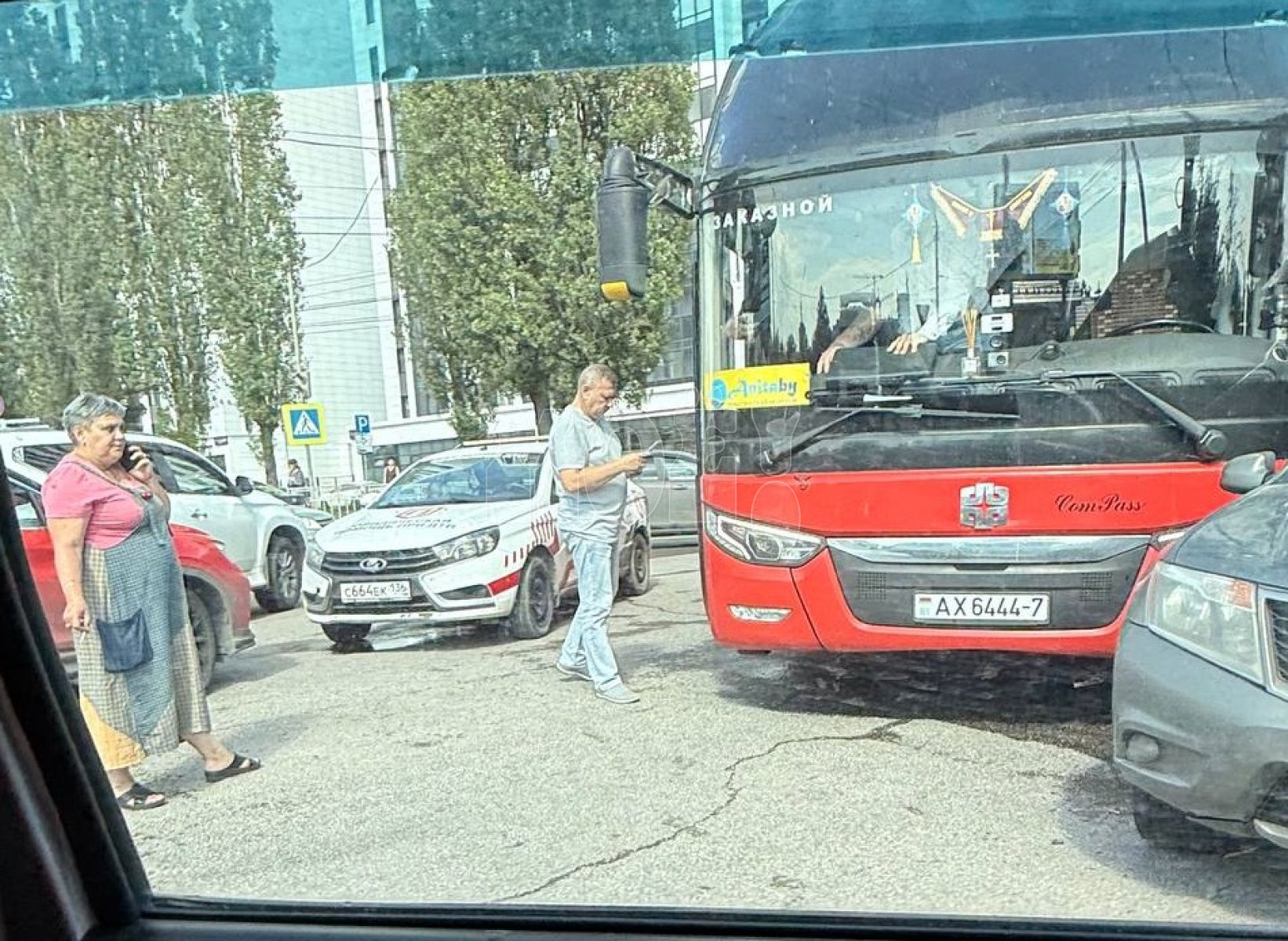 Рейсовый автобус столкнулся с&nbsp;легковушкой на&nbsp;воронежском перекрёстке
