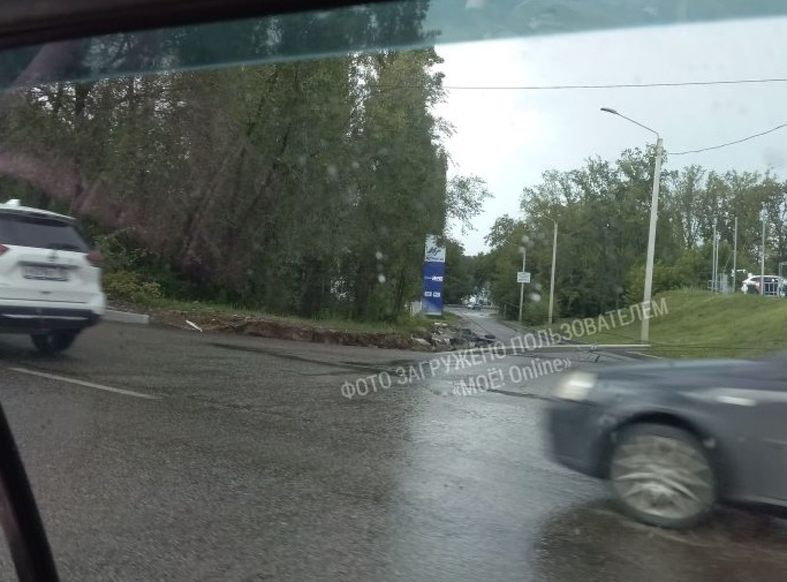 Асфальт размыло на&nbsp;съезде с&nbsp;воронежской улицы