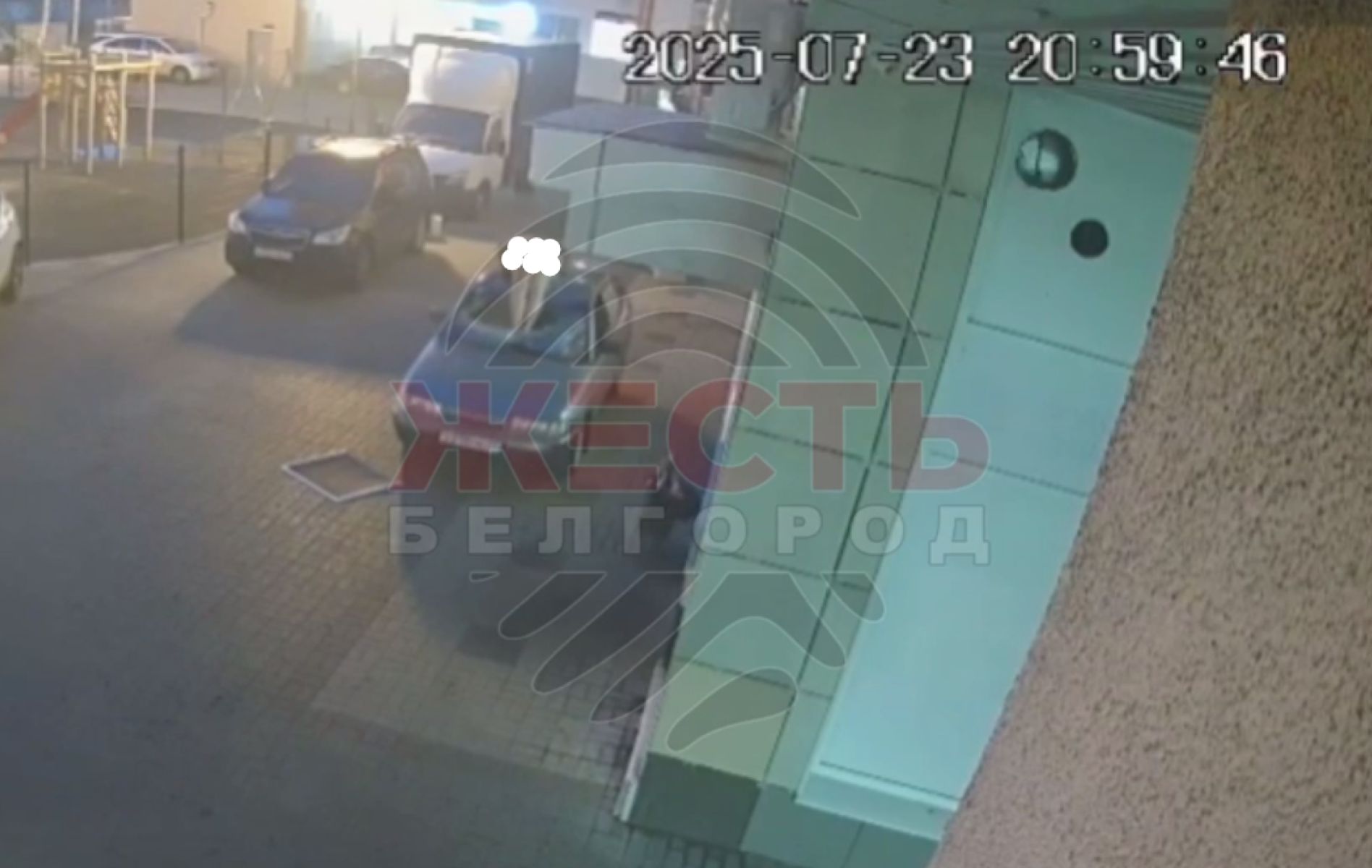 В Белгороде голый мужчина спрыгнул с козырька подъезда на автомобиль