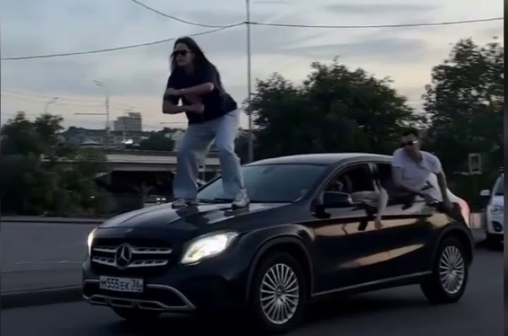 Необычная «гребля» молодёжи на авто попала на видео в Воронеже