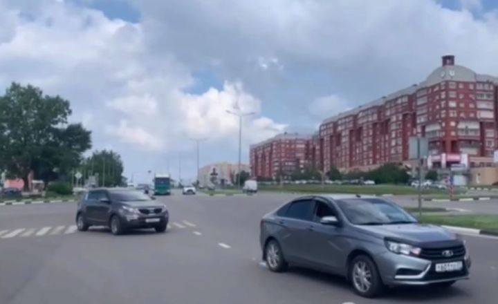 В Старом Осколе водитель неудачно повернул налево и сбил девушку