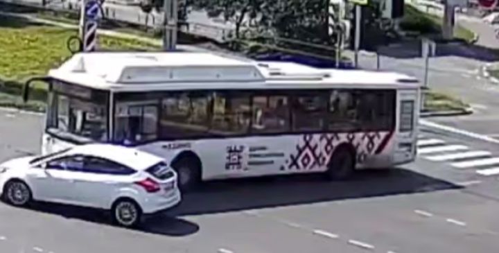 В Белгороде иномарка подрезала автобус и попала под его колеса