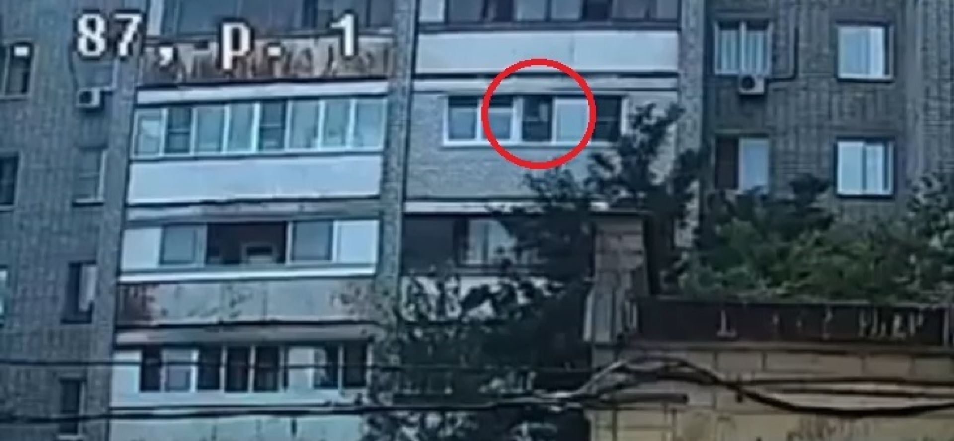 Появилось видео с выпавшей из окна шестого этажа девочкой в Воронеже