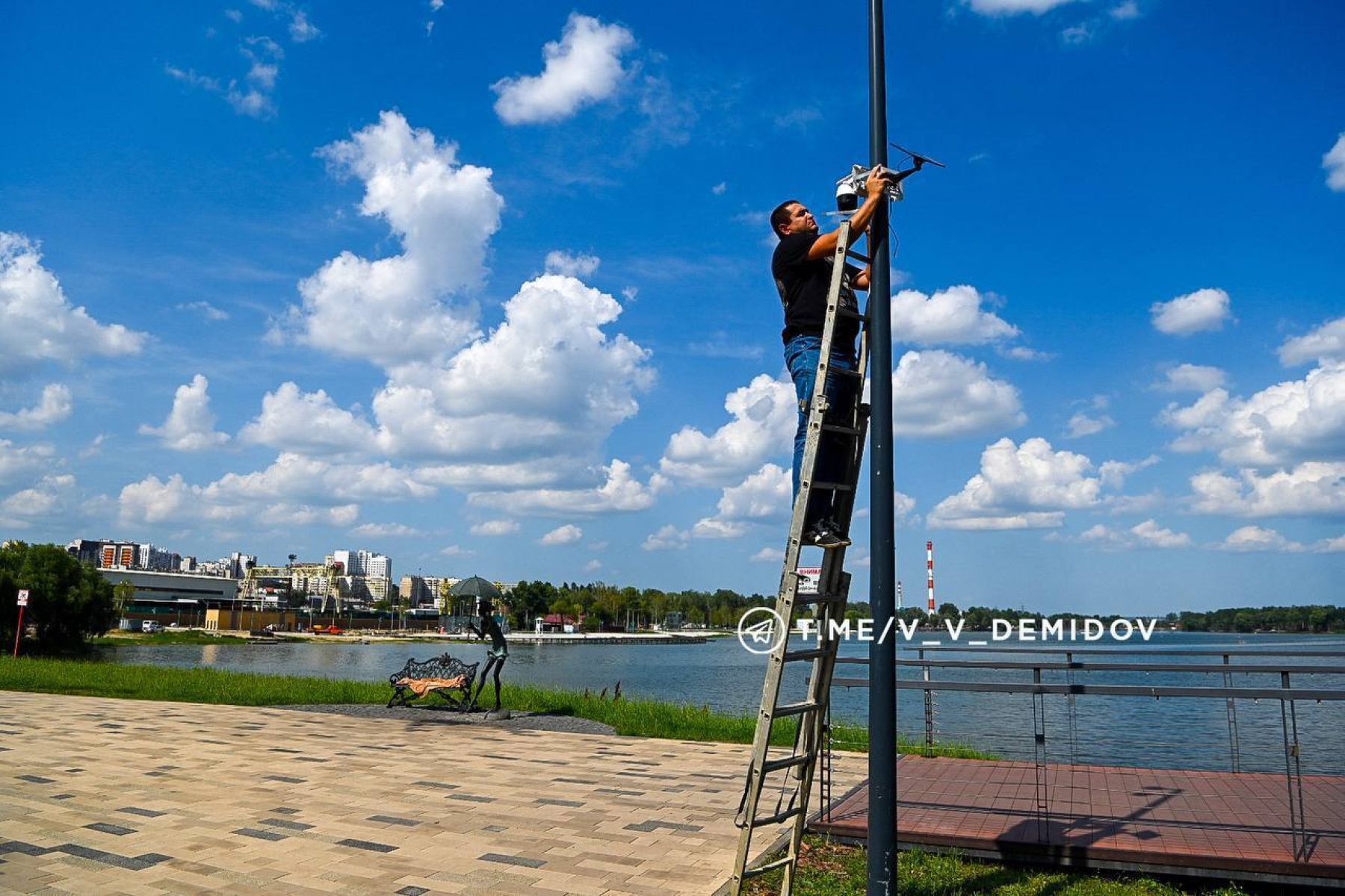 В белгородском парке «Берега» за «Девочкой с зонтом» будет следить камера