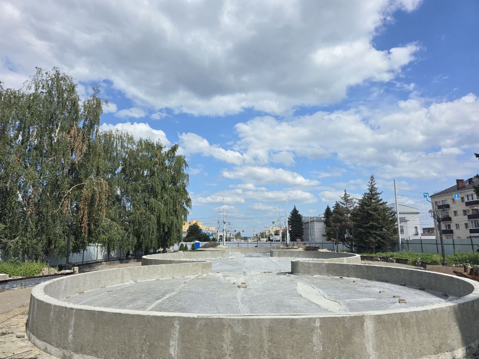Реконструкцию фонтана на Привокзальной площади в Тамбове тормозит дождь