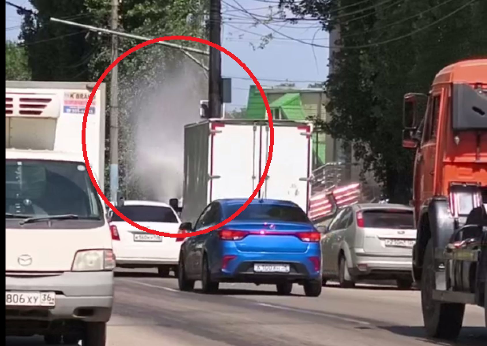 Эпичный «фонтан» попал на видео в Воронеже