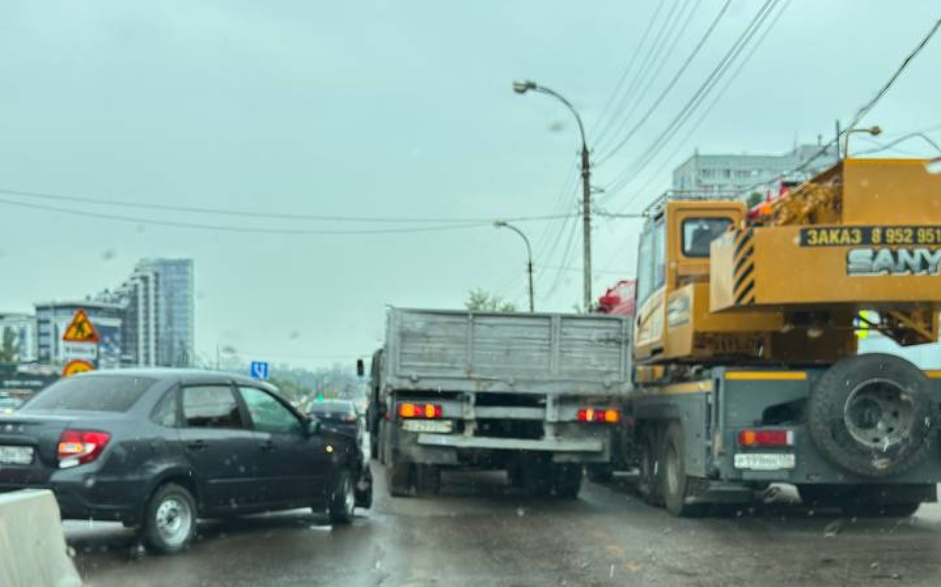 Воронежцы сообщили о пробке из-за аварии с грузовиком и легковушкой