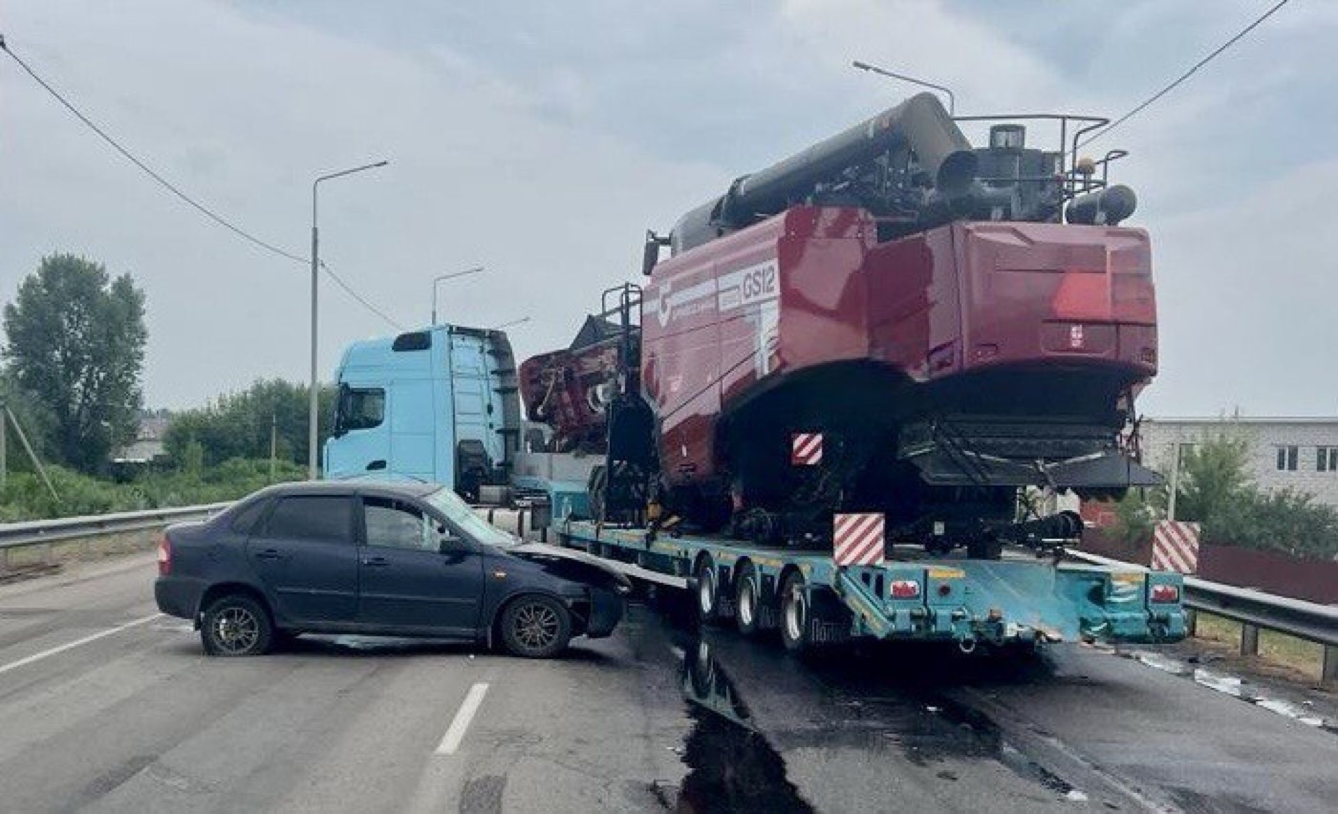 Попытка обгона закончилась страшным ДТП с&nbsp;фурой на&nbsp;воронежской трассе — ранены люди