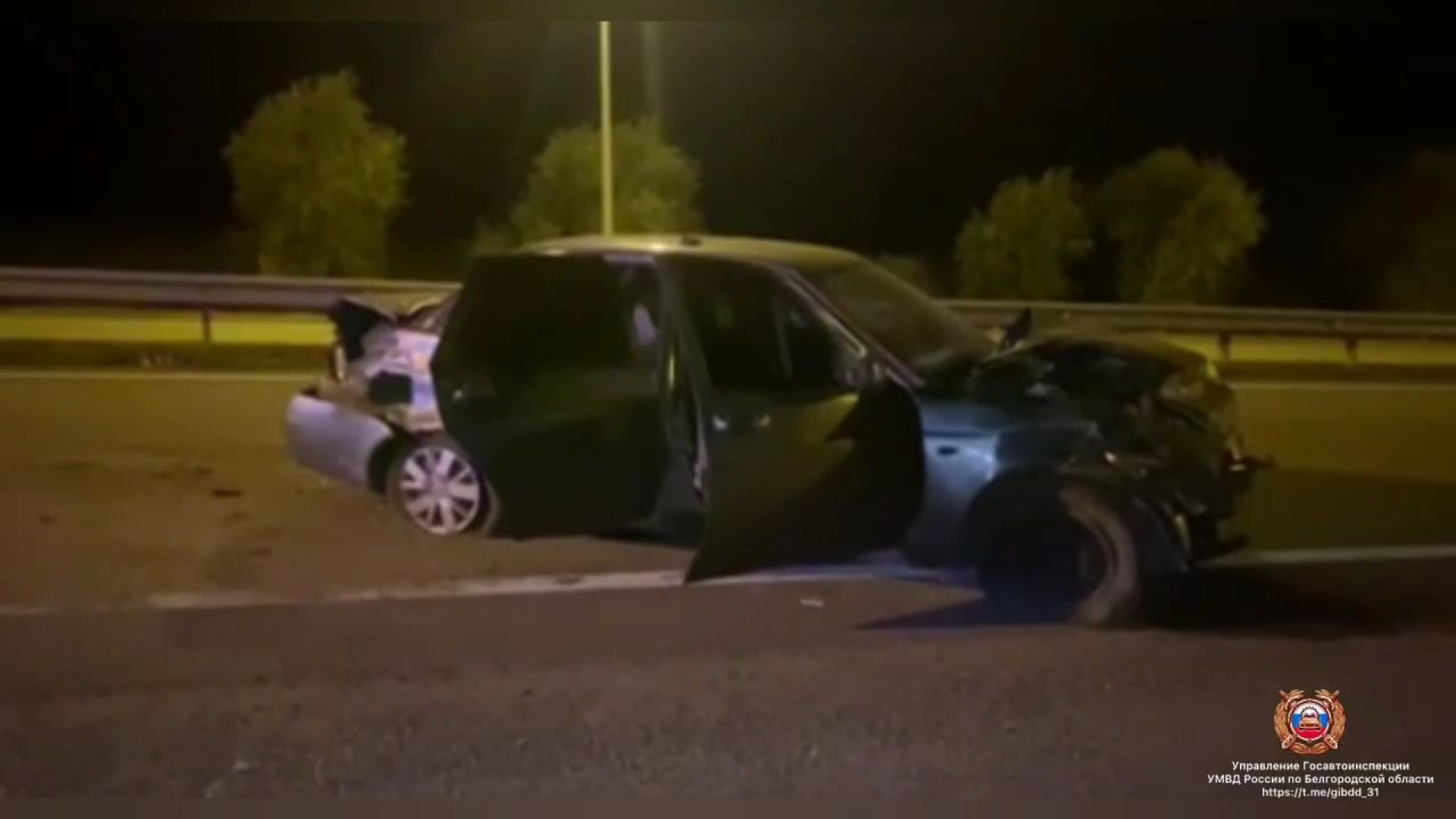 На федеральной трассе под Белгородом легковушка въехала в ограждение