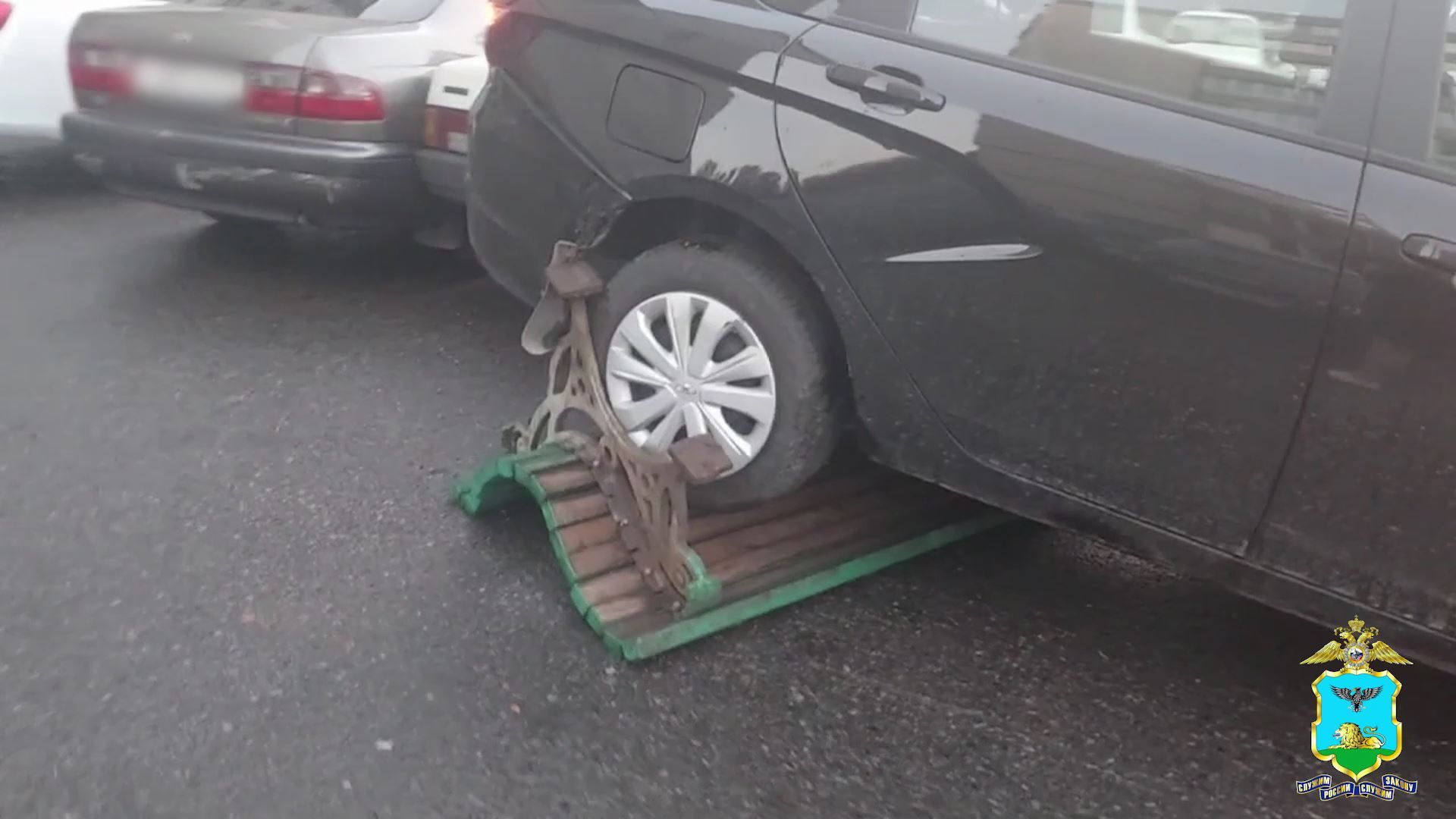 В Старом Осколе 7-летняя девочка за рулем машины снесла во дворе скамейки и сбила человека