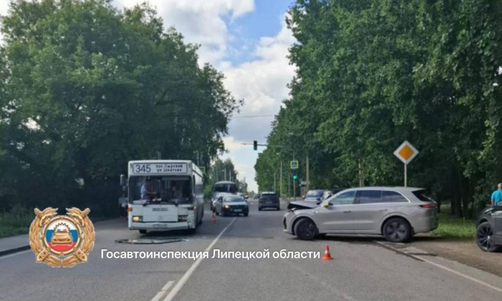 Ребенок пострадал при столкновении автомобиля с автобусом в Липецке