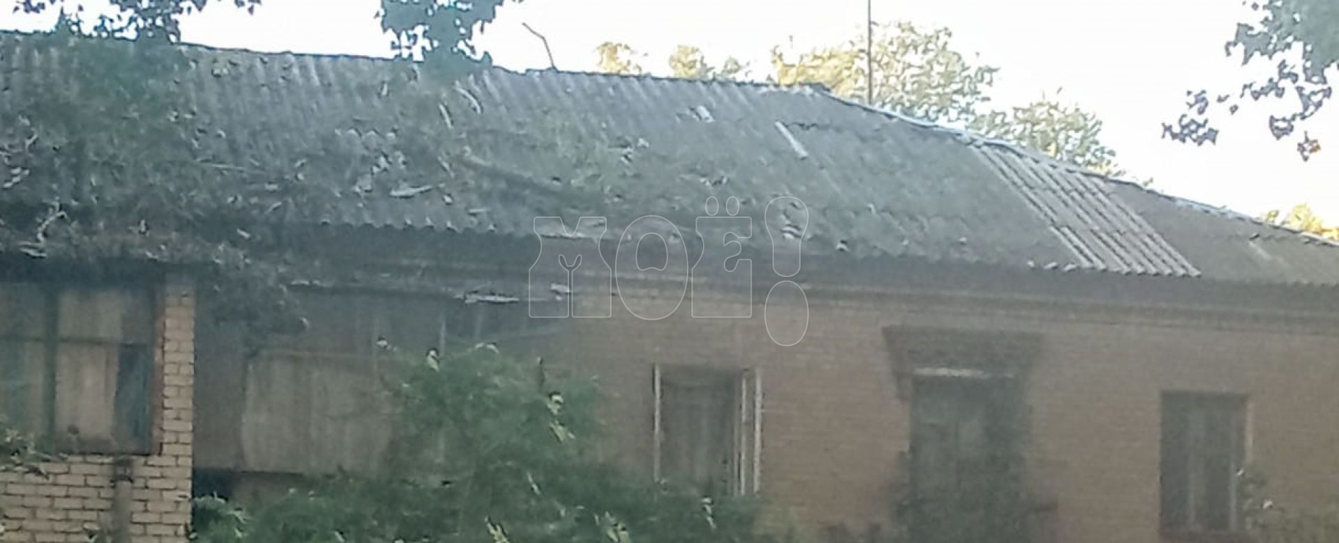 Упавшее дерево пробило крышу дома в Воронеже