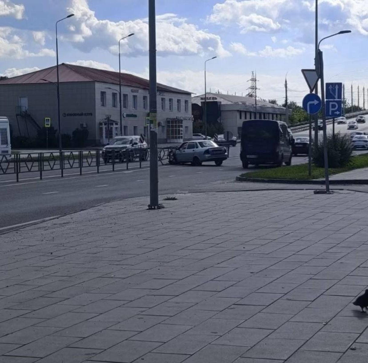 Неудачно перестроился: в Липецке автомобиль врезался в металлический отбойник