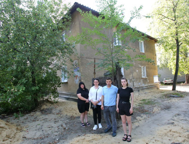 «Ждите трагедии». Зачем воронежцы ночами дежурят у разваливающейся двухэтажки