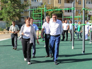Подход к спортплощадке в школе обсудил с воронежцами мэр 