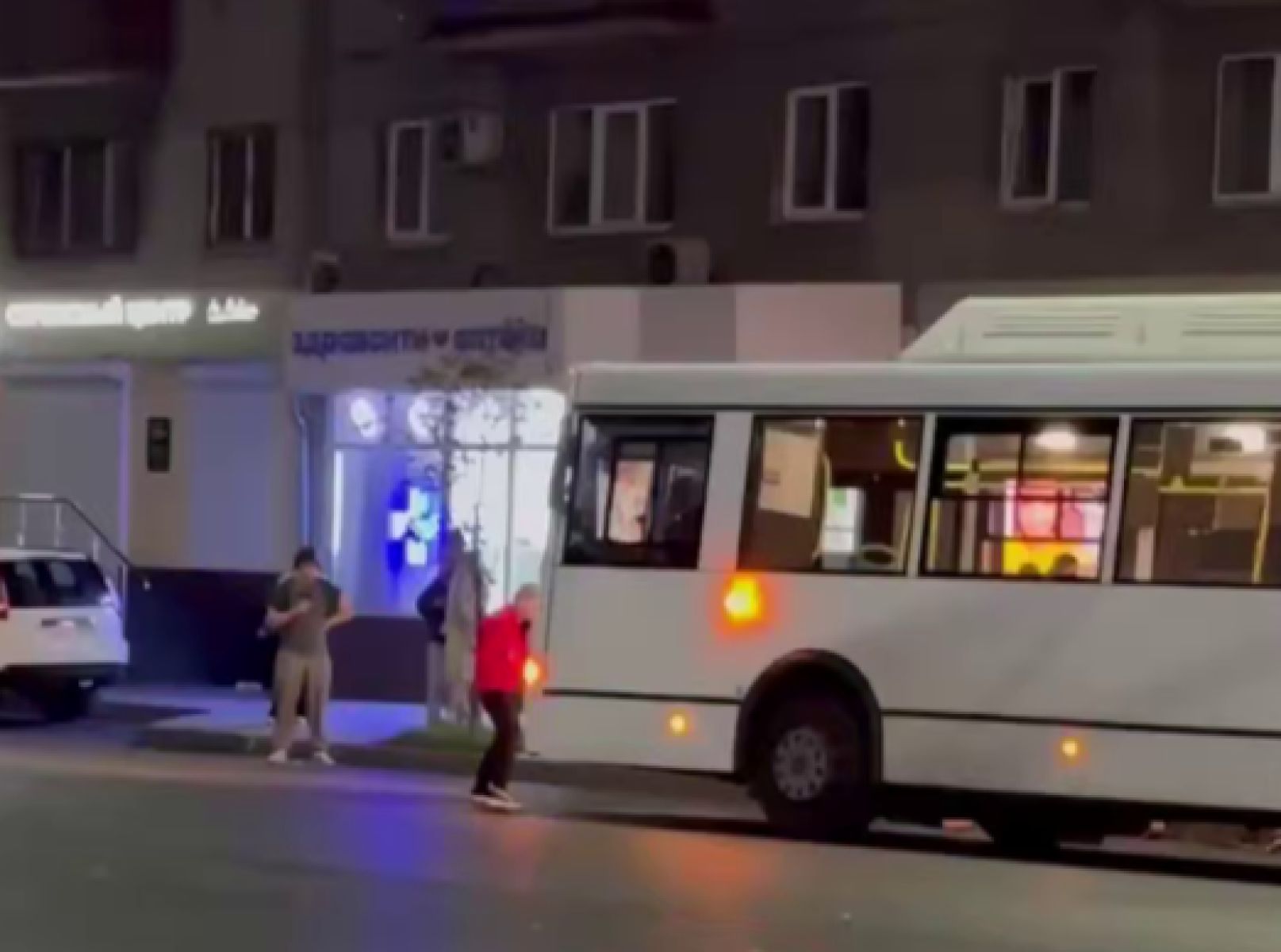 Воронежанка остановила собой и отпинала автобус № 90 (ВИДЕО)