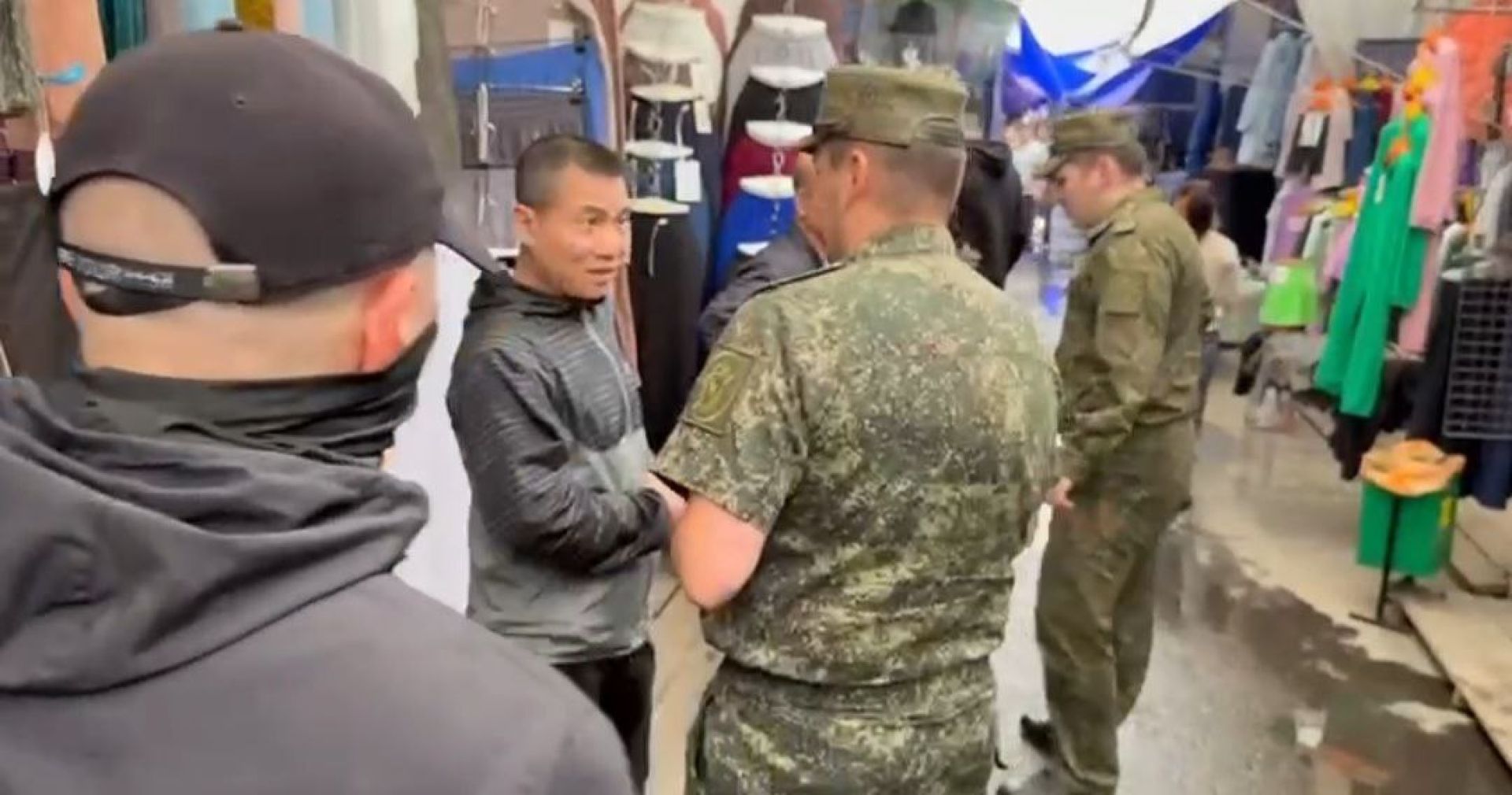 Силовики нагрянули на два воронежских рынка&nbsp;