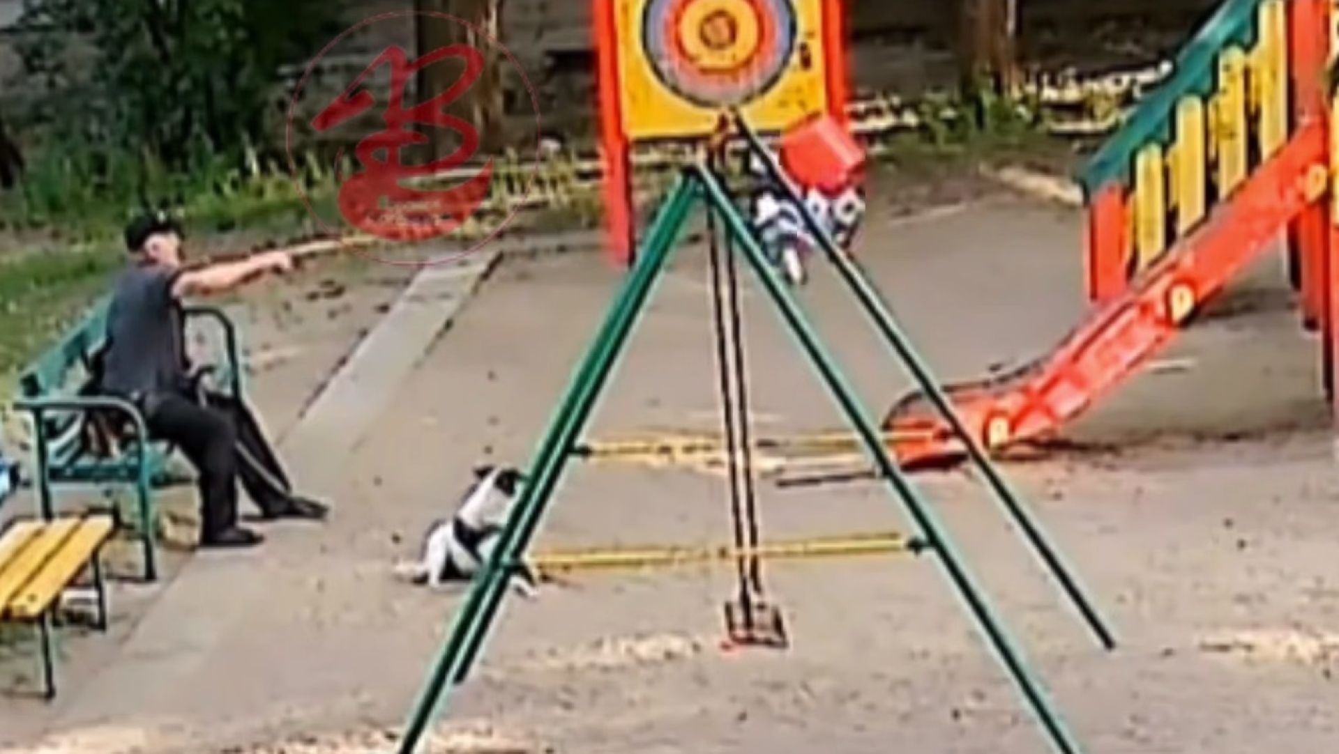 Гадкий поступок пенсионера на&nbsp;детской площадке попал на&nbsp;видео