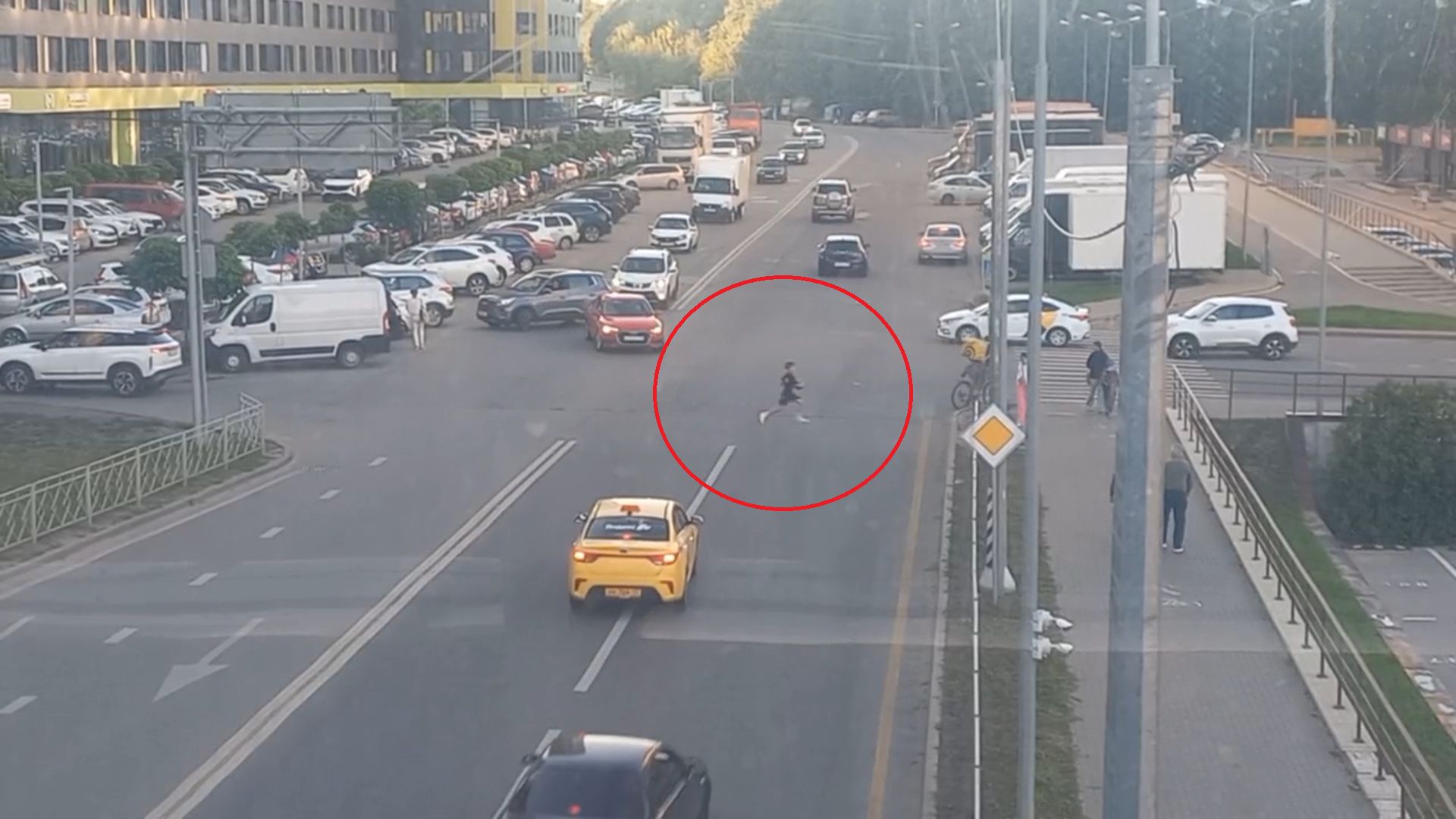 Пешеходы массово бросаются под колёса авто на месте бывшего перехода в Воронеже