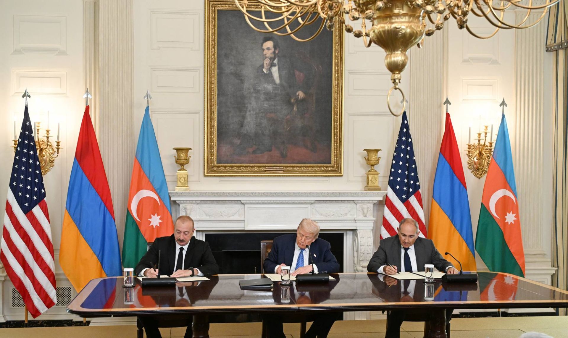 Президент Азербайджана Ильхам Алиев, президент США Дональд Трамп и премьер-министр Армении Никол Пашинян подписывают совместную декларацию 8 августа в Вашингтоне