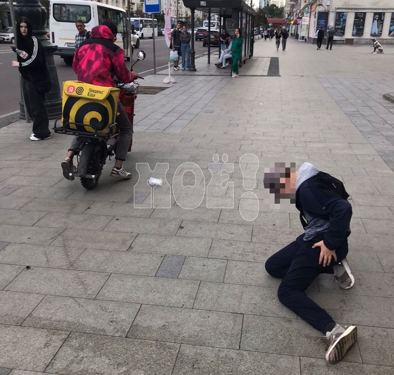 Курьер на&nbsp;электровелосипеде сбил ребёнка на&nbsp;тротуаре в&nbsp;центре Воронежа