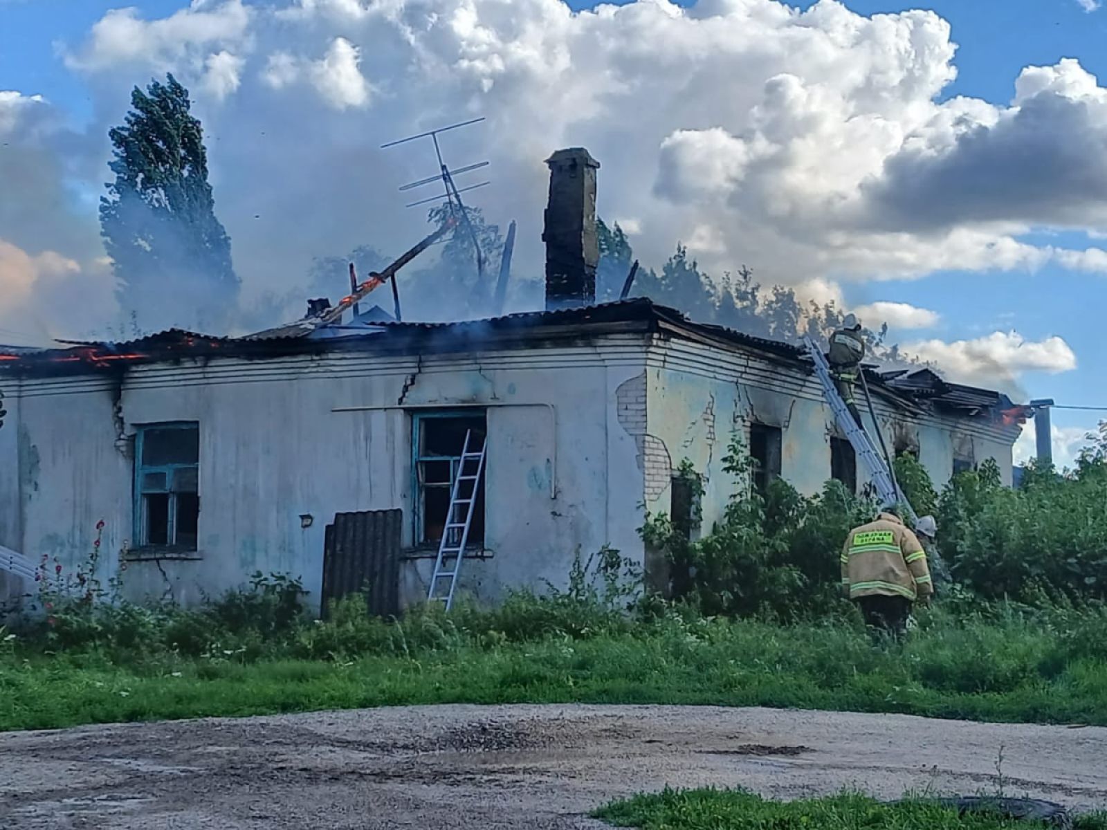 Под Липецком пожар уничтожил дом быта