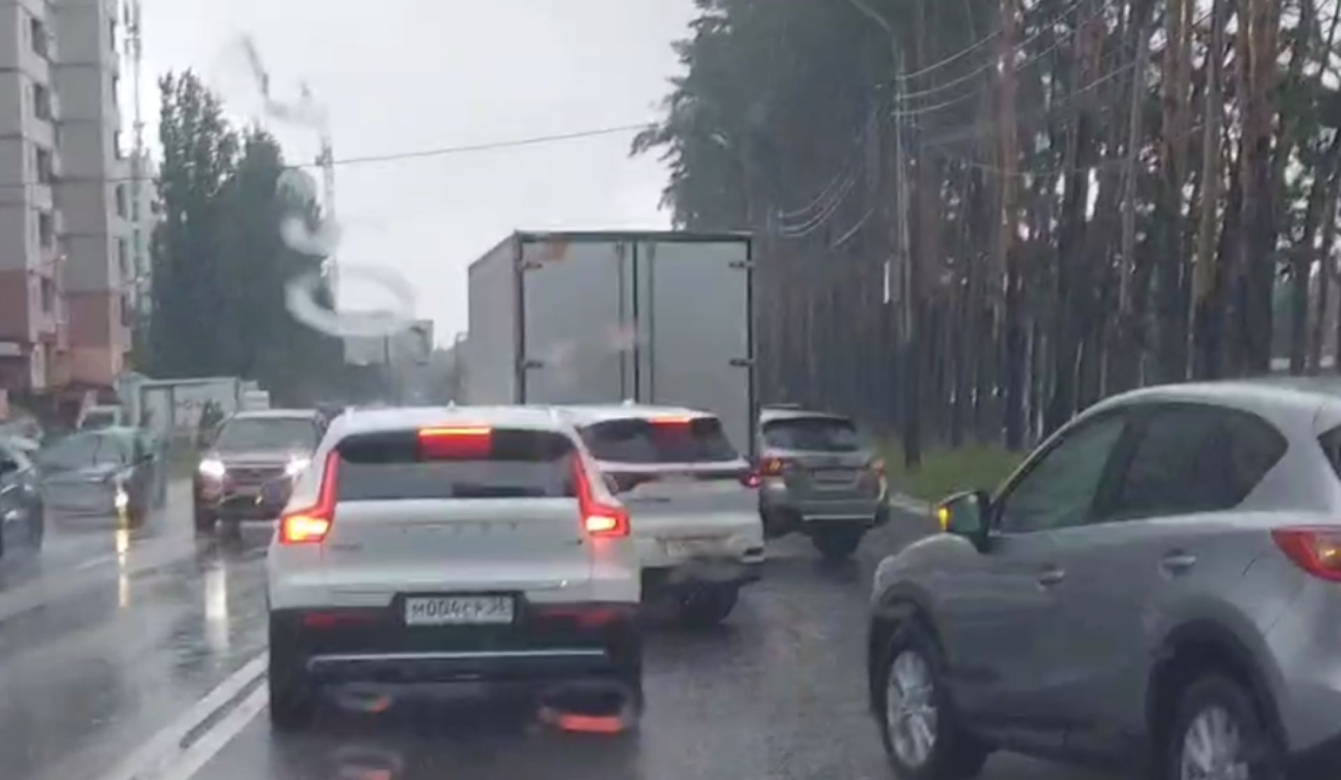 Дорожный коллапс спровоцировали аварии в Воронеже во время дождя&nbsp;