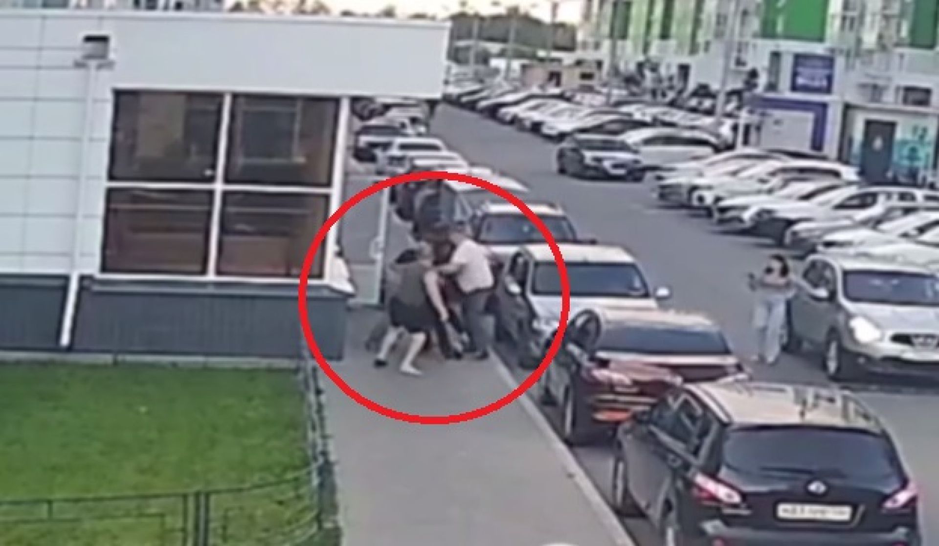 Массовое побоище у&nbsp;воронежской многоэтажки попало на&nbsp;видео
