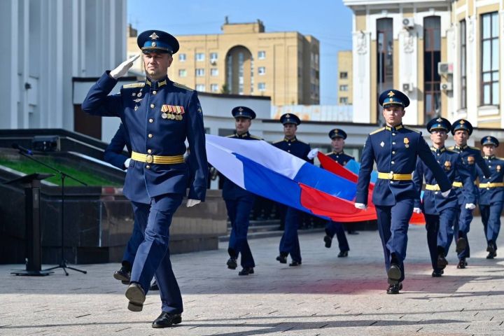Флаг, фонари и забег: как Тамбов отмечает День Государственного флага