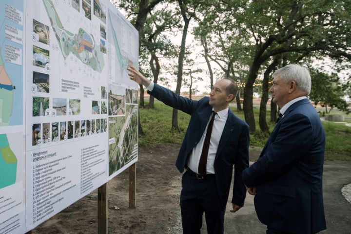 Губернатор проверил строительство нового воронежского парка с видом на водохранилище