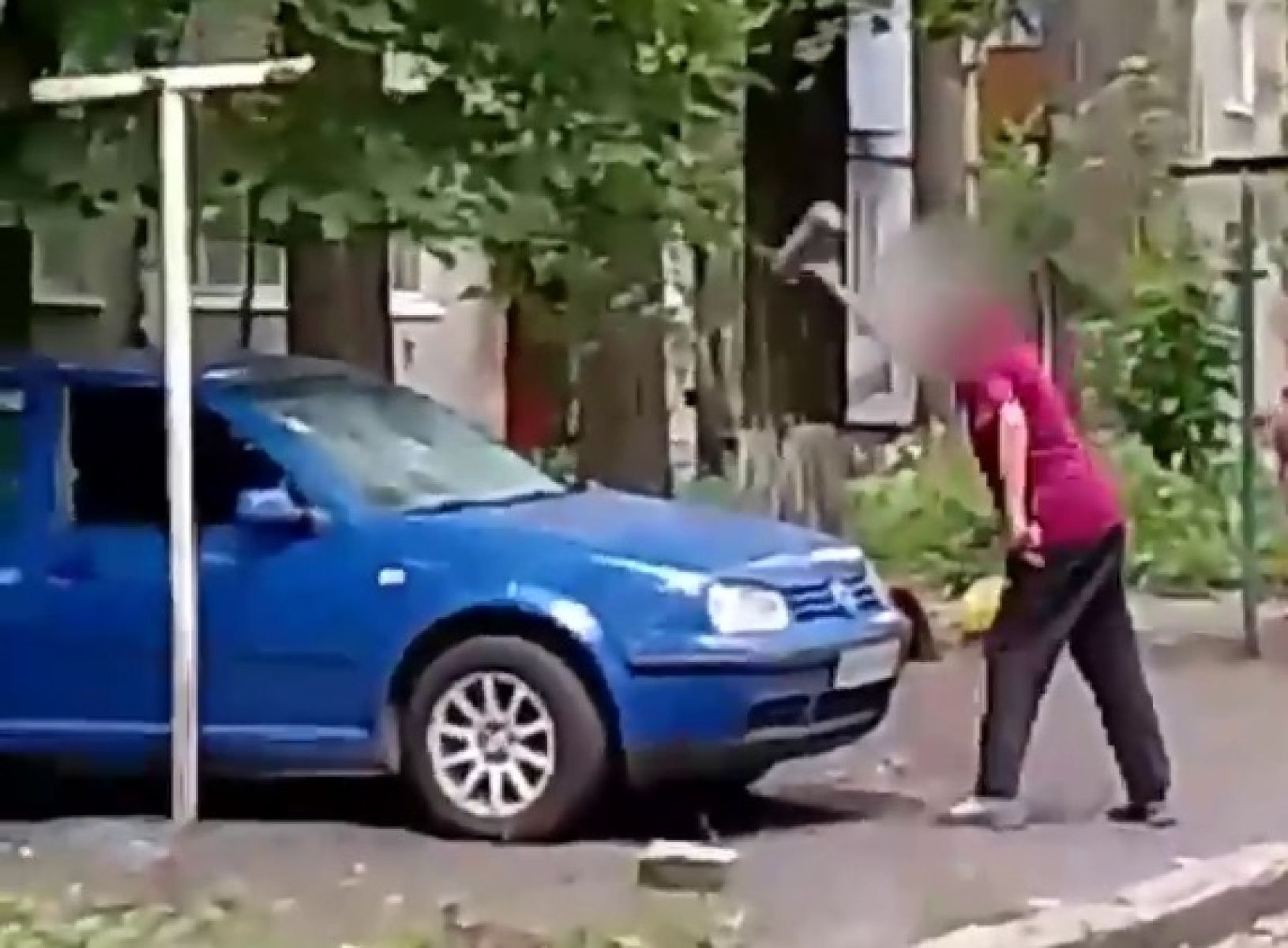 Мужчина, швыряющий кирпичи в&nbsp;лобовое стекло автомобиля, попал на&nbsp;видео
