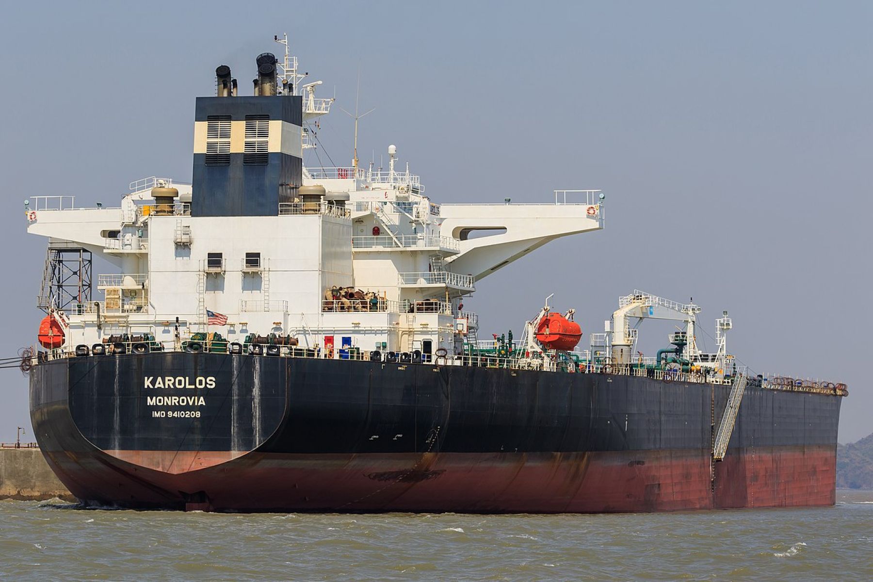 Нефтяной танкер в акватории Бомбейского морского порта, Индия