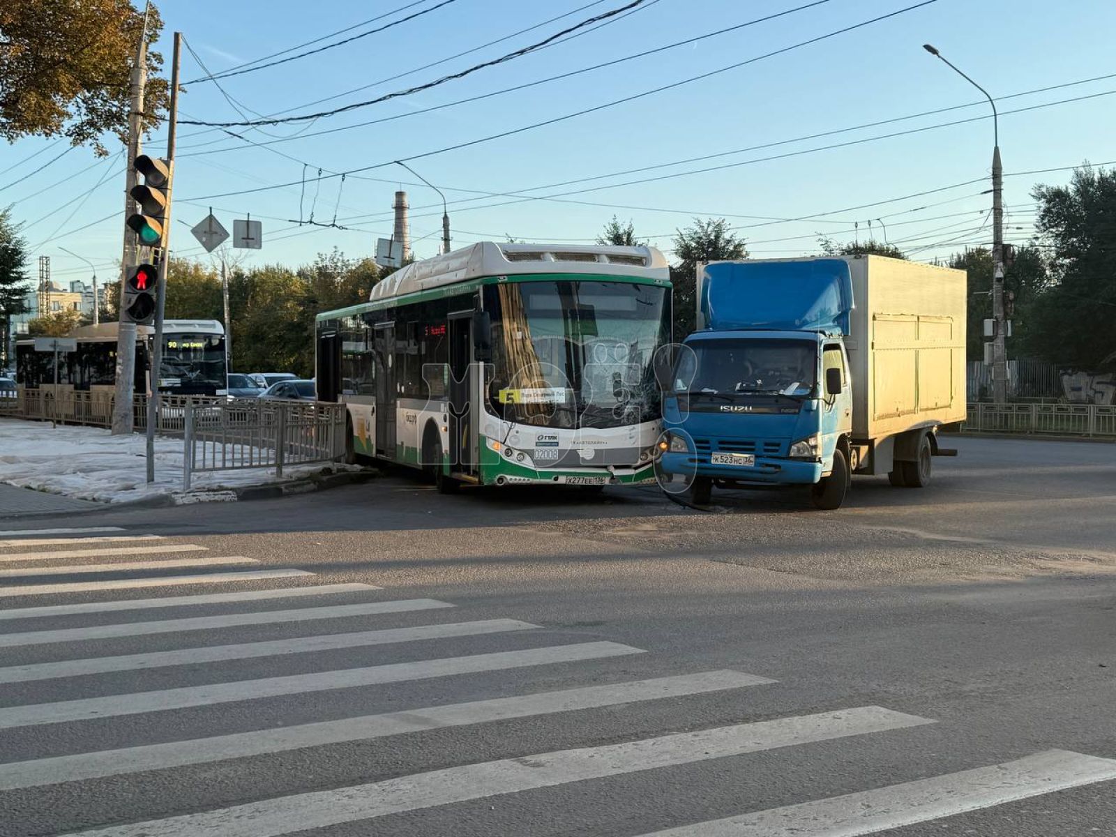 Автобус столкнулся с грузовиком на Московском проспекте в Воронеже&nbsp;