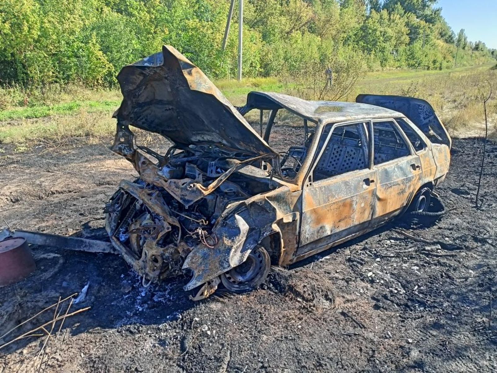 Один человек погиб, двое пострадали в ДТП со сгоревшей машиной в Воронежской области