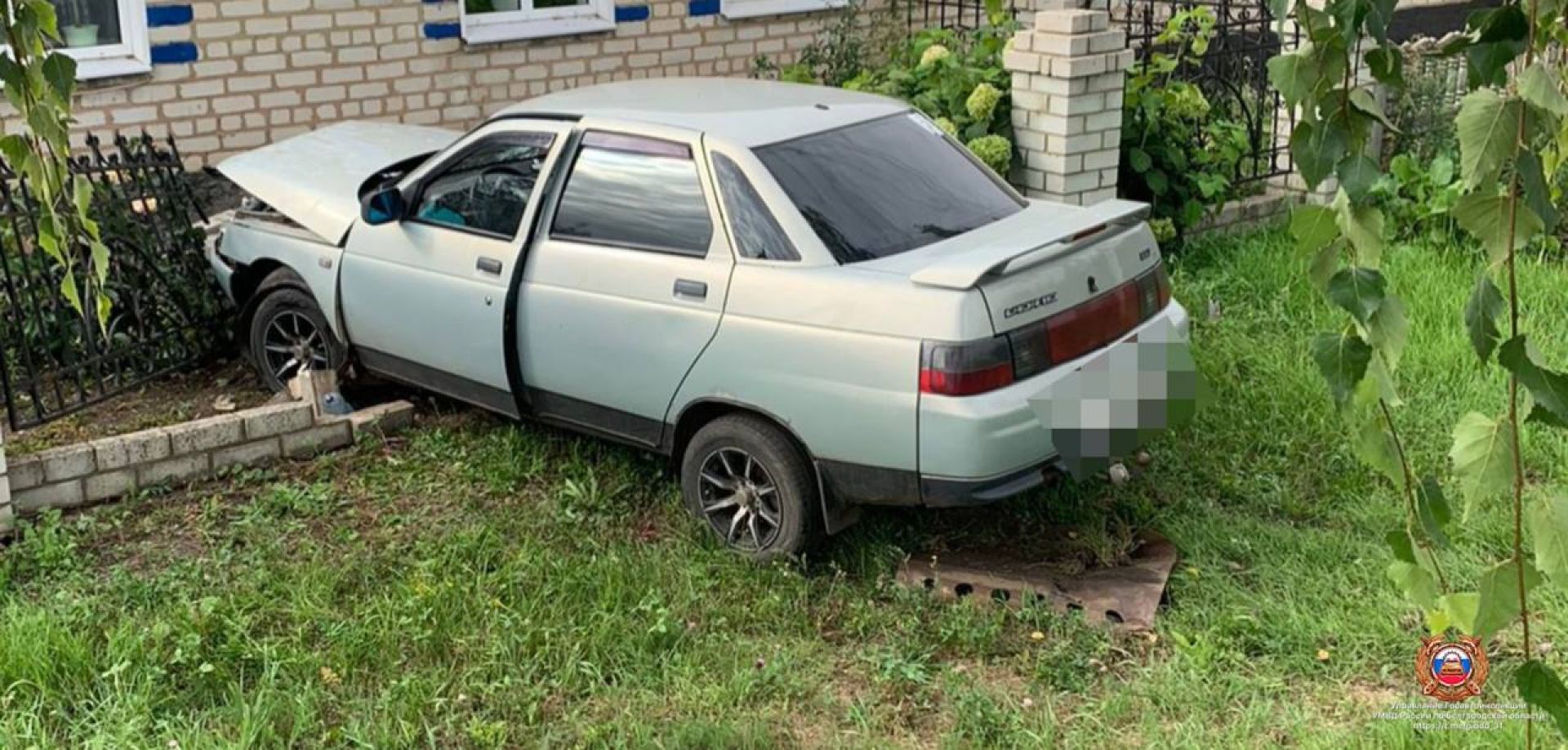 «Десятка» пробила забор и чуть не въехала в жилой дом в Белгородской области