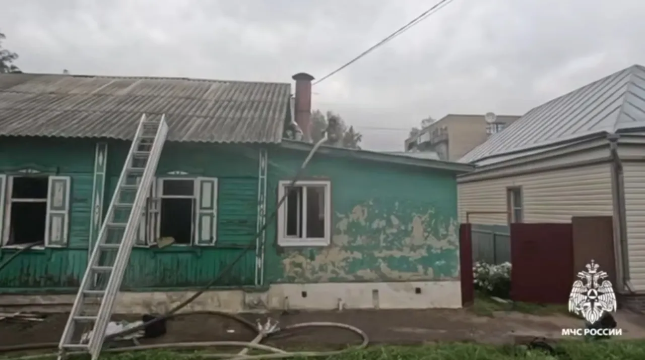 Частный дом вспыхнул на улице Майской в Тамбове