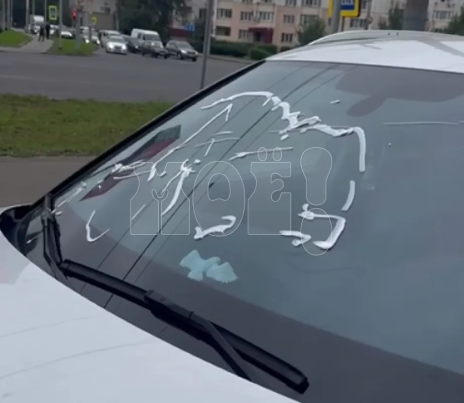 Воронежанка на&nbsp;«Мерседесе» измазала кремом машину женщины, с&nbsp;которой не&nbsp;смогла разъехаться