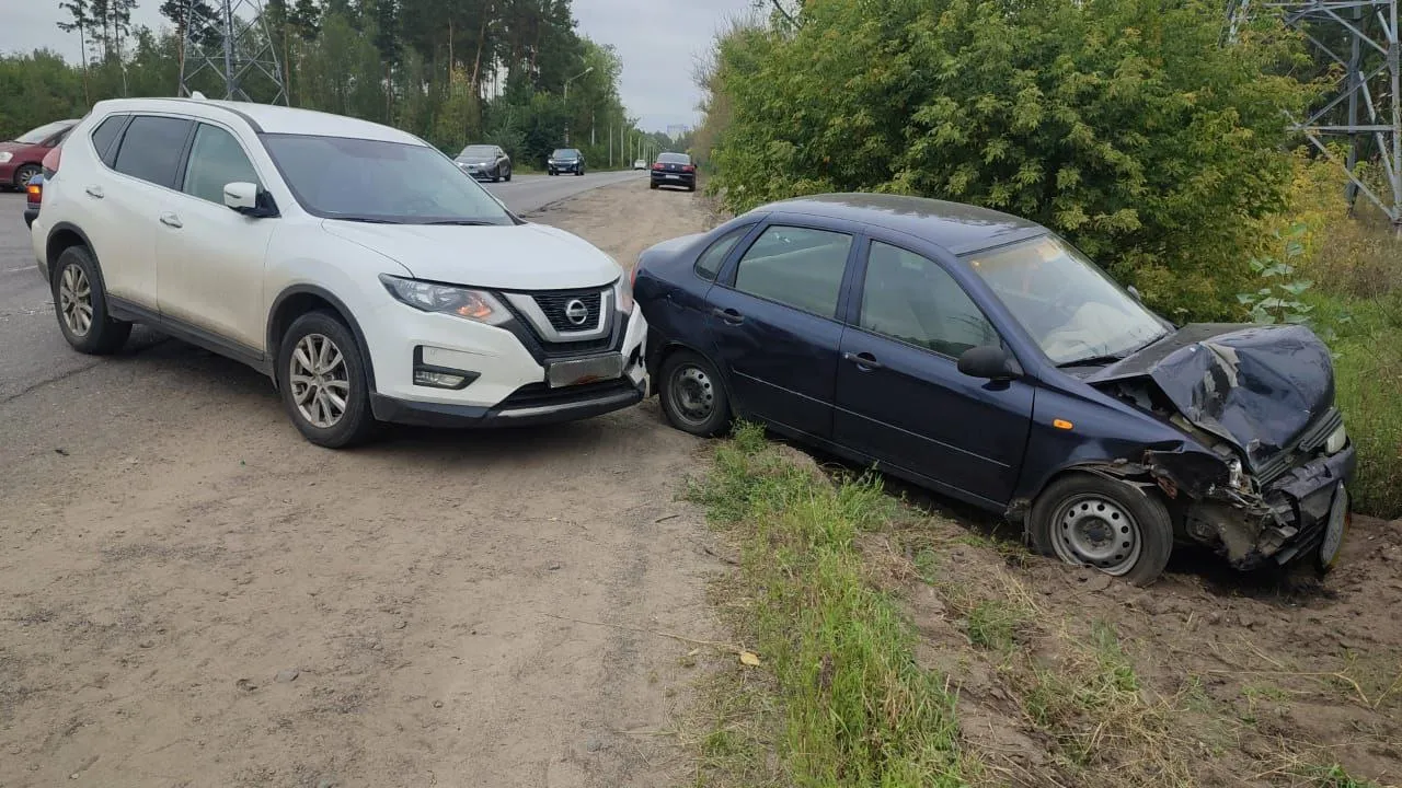 Двое взрослых и ребёнок ранены в аварии с иномаркой на перекрёстке в Воронеже