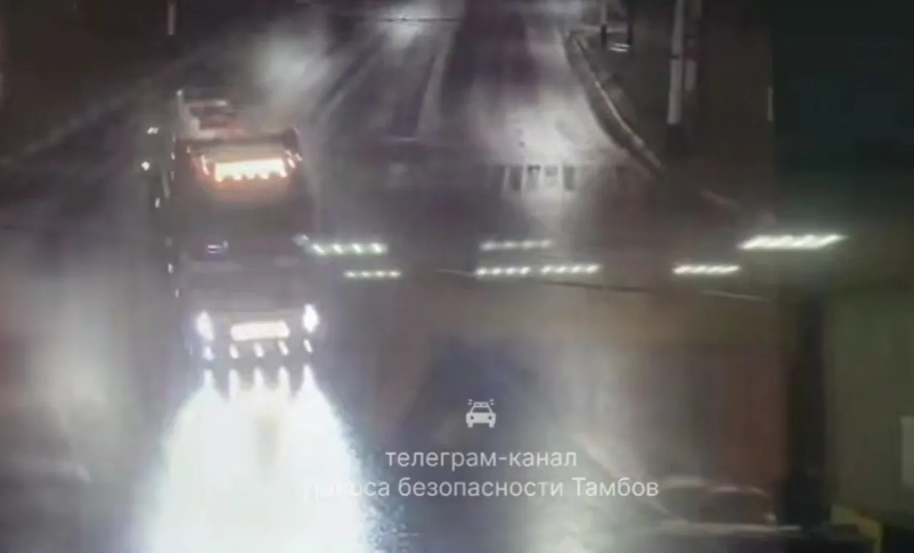 В Тамбове грузовик протаранил светофор на оживленном перекрестке