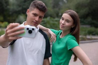 В Воронежской области смартфоны с ИИ догоняют фоторедакторы по росту популярности