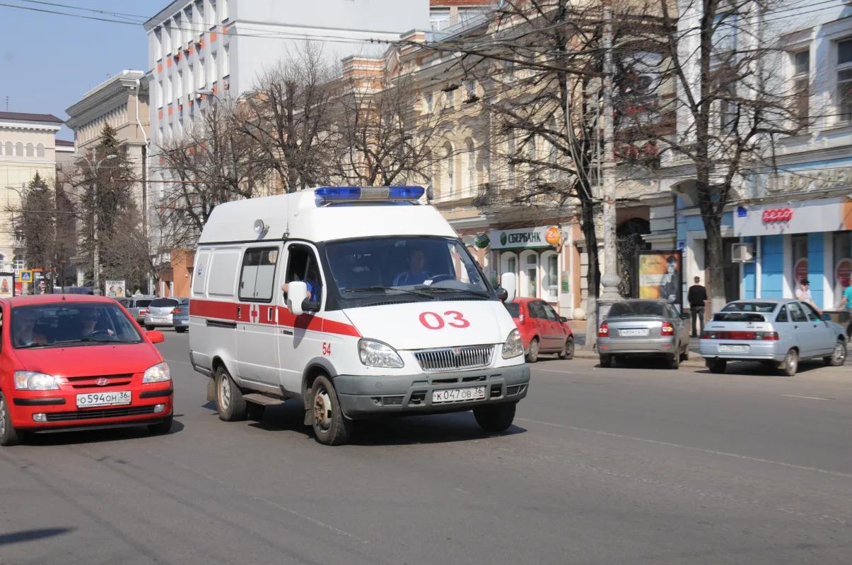 Воронежские автохамы не пропустили скорую, которая везла многодетную мать в роддом