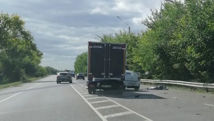 Легковушка столкнулась с грузовиком на воронежской трассе (ВИДЕО)