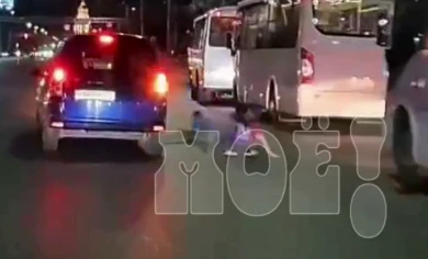 Дети чуть не попали под колёса машины в центре Воронежа (ВИДЕО)