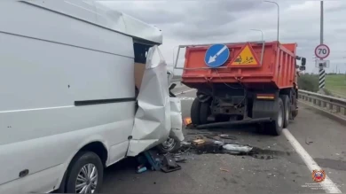 «Форд Транзит» не справился с управлением и врезался в дорожную технику под Белгородом