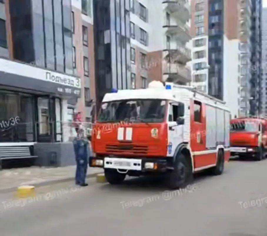 «Дым валит из&nbsp;окна!» Скопление пожарных заметили у&nbsp;воронежского ЖК