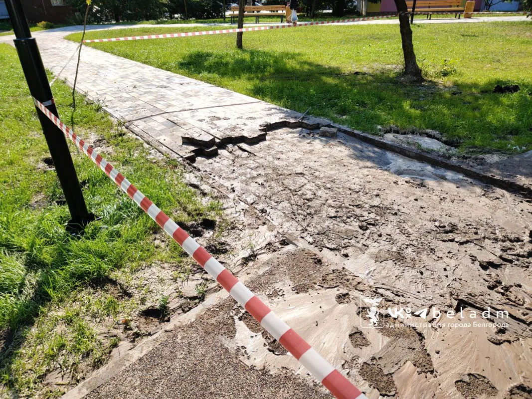 На месте порыва водопровода в Почаевском сквере в Белгороде ведутся аварийные работы